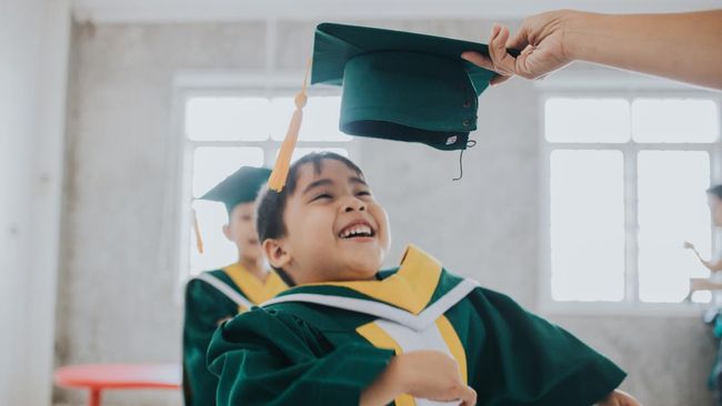 Tak cuma menghilangkan kesan spesial dan sakral sebuah wisuda, konsep wisuda untuk siswa TK hingga SMA pun dinilai bisa berpengaruh terhadap cara berpikir anak.