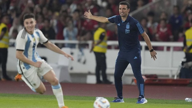 Pelatih Argentina Lionel Scaloni terlihat serius mengamati lemparan jauh pemain Timnas Indonesia, Pratama Arhan dalam video yang beredar di media sosial.
