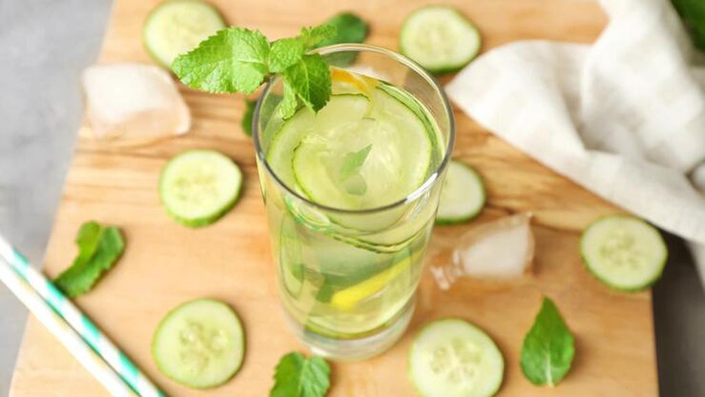 Bukan Lemon, Tambahkan 7 Bahan Ini ke Air Minum Kamu agar Makin Sehat