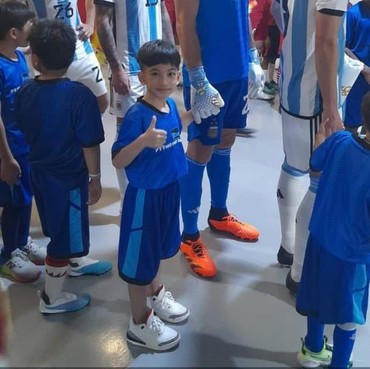 7 Momen Jan Ethes Jadi Player Escort Dampingi Martinez Kiper Argentina