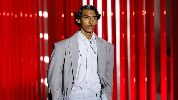 Model Indonesia Melenggang di Milan Men's Fashion Week, Intip Penampilan Viknes Waren di Sederet Runway Rumah Mode Bergengsi