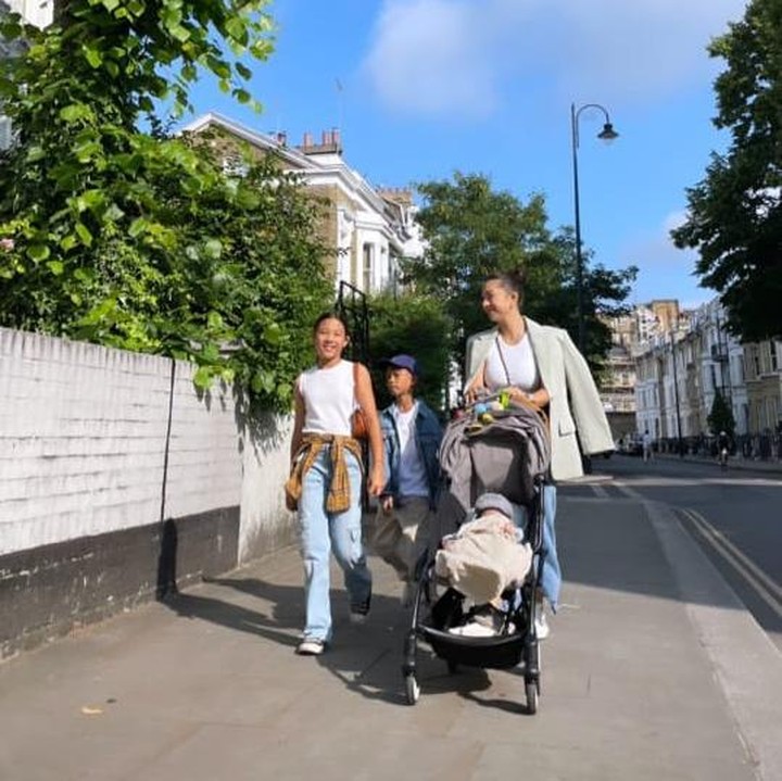 <p>Jennifer Kurniawan dan Irfan Bachdim tengah menikmati quality time bersama keluarga. Mereka berkunjung ke Inggris di momen liburan sekolah anak. (Foto: Instagram @jenniferbachdim @ibachdim)</p>