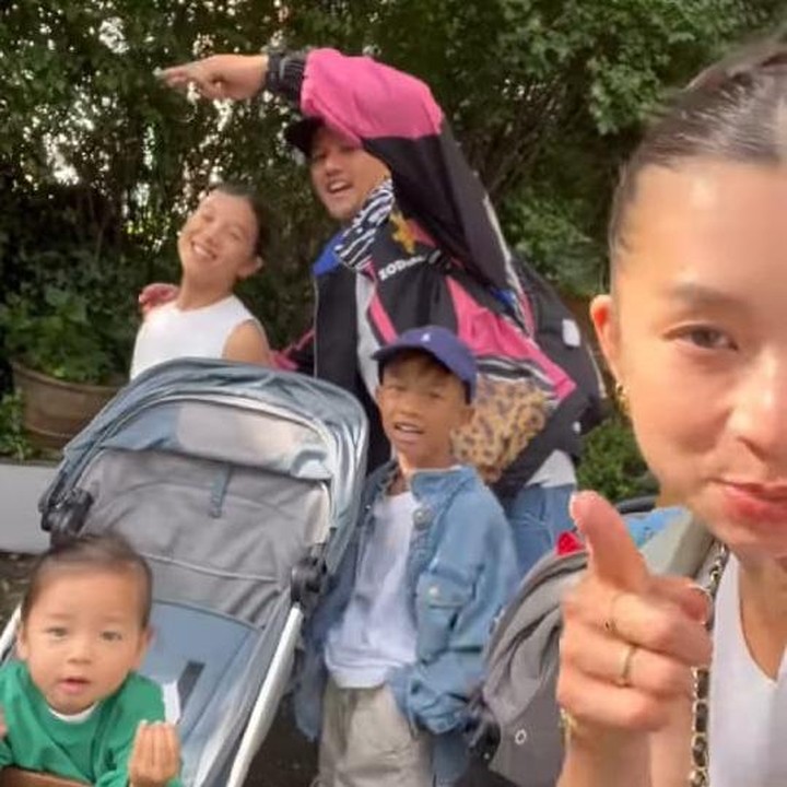<p>Meski membawa empat anak, Jennifer dan Irfan tak terlihat kerepotan, ya? Pasangan ini justru memperlihatkan keseruan liburan mereka bersama anak-anak. (Foto: Instagram @jenniferbachdim @ibachdim)</p>