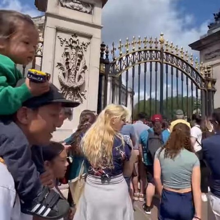 <p>Di liburan kali ini, Jennifer dan Irfan membawa anak-anak mereka ke tempat penting di London, Inggris. Mereka berkunjung ke Istana Buckingham yang merupakan kediaman resmi Raja Charles III dan Ratu Camilla. (Foto: Instagram @jenniferbachdim @ibachdim)</p>