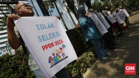 FOTO: Aksi Damai Menuntut Sekolah Bebas Biaya Berkualitas di DKI
