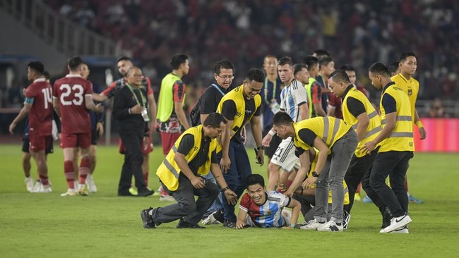 Ketua Umum PSSI Erick Thohir mengancam penyusup pertandingan atau pitch invader Indonesia vs Argentina dengan sanksi blacklist.