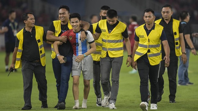 Penyusup di Indonesia vs Argentina dilepas tidak lama setelah pertandingan di Stadion Utama Gelora Bung Karno (GBK), Senin (19/6) malam.