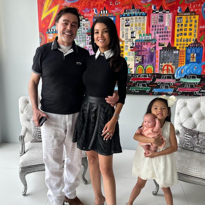 <p>Lama tak terdengar kabarnya,<em> celebrity chef</em> Farah Quinn kini menetap di Amerika Serikat. Ia tinggal bersama suami bulenya, Carson Quinn dan juga kedua anak mereka yaitu Armand dan Amaira. (Foto: Instagram @farahquinnofficial)</p>