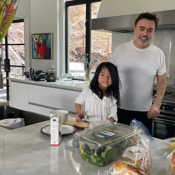 <p>Di dapur rumahnya, Carson juga sering melibatkan anak-anak untuk memasak.<em> </em><em>"My husband is a brilliant cook at home and I can’t get enough watching him making a superb family meal for us every day!</em>" ucap Farah Quinn. (Foto: Instagram @farahquinnofficial)</p>