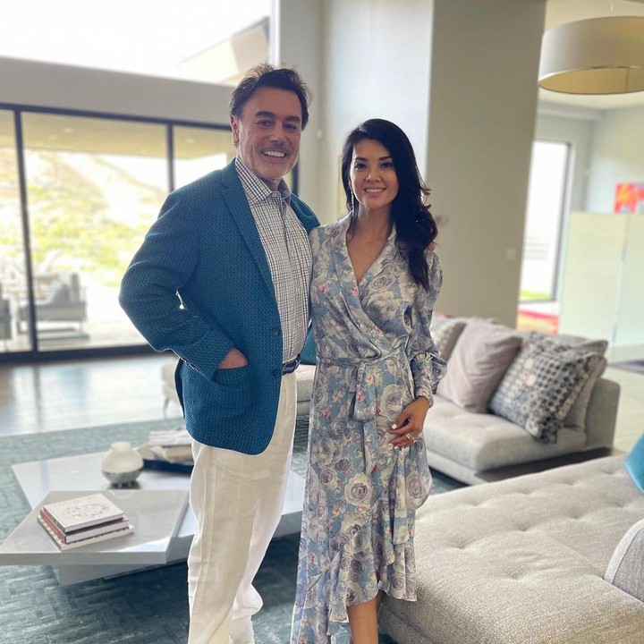 <p>Farah Quinn dan suami bulenya tinggal di sebuah rumah yang sangat luas. Rumah mereka terlihat seperti kediaman artis Hollywood, Bunda. (Foto: Instagram @farahquinnofficial)</p>