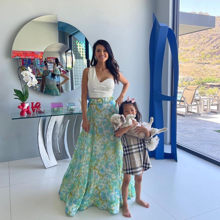 <p>Rumah Farah Quinn di Amerika Serikat memiliki banyak jendela lebar yang membuat akses masuknya sinar matahari jadi lebih luas. Hal itu membuat rumah mereka terlihat sehat ya, Bunda? (Foto: Instagram @farahquinnofficial)</p>