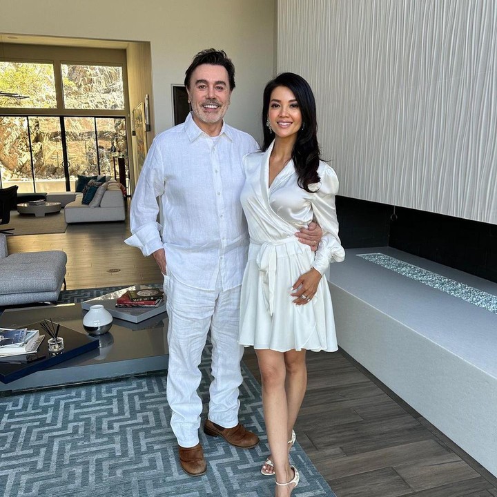 <p>Rumah Farah Quinn dan Carson didominasi oleh nuansa lembut seperti warna putih dan abu-abu, yang dipadu dengan interior bergaya modern. (Foto: Instagram @farahquinnofficial)</p>