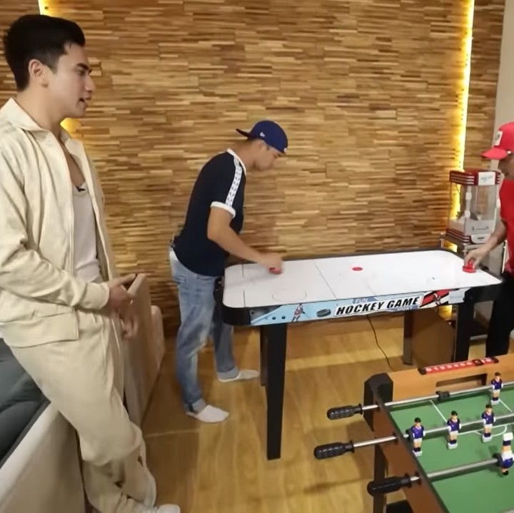 <p>Di tempat yang sama, terdapat area hiburan yang berisi berbagai macam permainan. "Ini buat nongkrong-nongkrong aja. Sebenarnya jarang juga gue di sini. Gue biasa karaoke-an doang," kata Verrel. (Foto: YouTube Trans7 Official)</p>