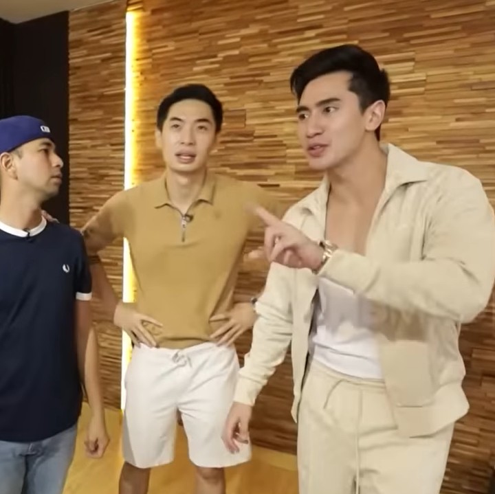 <p>Verrel Bramasta juga memiliki sebuah ruangan hiburan. Di tempat ini, terdapat satu set karaoke senilai Rp100 juta. (Foto: YouTube Trans7 Official)</p>