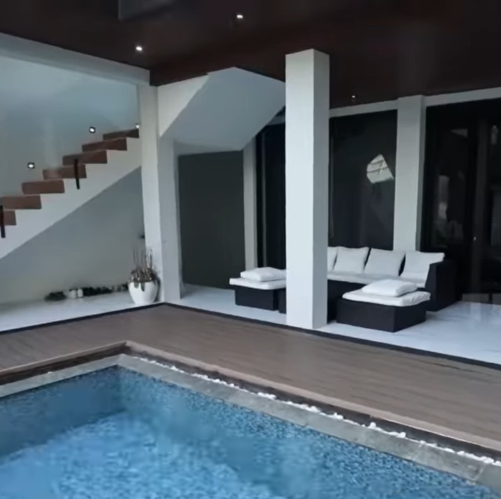 <p>Putra Venna Melinda itu juga membangun area teras yang luas. Di tempat ini, terdapat kolam renang dan beberapa kursi malas untuk bersantai. (Foto: YouTube Trans7 Official)</p>