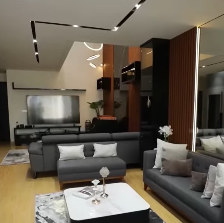<p>Baru-baru ini, Verrel selesai merenovasi rumah yang ia beli di usia remaja. Raffi Ahmad mengatakan, biaya renovasinya ditaksir lebih dari Rp20 miliar, Bunda. "Katanya Rp24 miliar dia ngerenov semua. Dulu gue pernah syuting dekat sini, gue lihat rumah ini harga 15 tahun lalu masih murah banget. Sekarang harganya sudah 10 kali lipat naik," ucap Raffi saat mengunjungi kediaman Verrel. (Foto: YouTube Trans7 Official)</p>