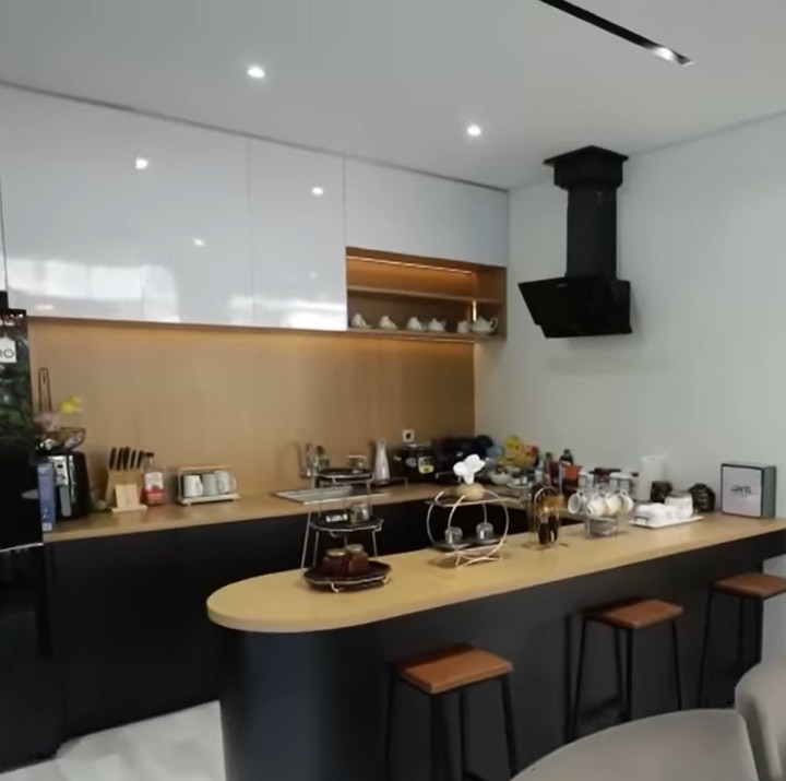 <p>Diakui Verrel, rumah ini sudah ia tempati selama 6 tahun. Ia tinggal di rumah itu sendiri, hanya bersama 4 orang asisten rumah tangganya. "Sudah tinggal 6 tahun di sini. Ini adalah rumah pertama yang aku beli pakai hasil kerja sendiri. Beli pas mama papa cerai, waktu SMA. Serabutan saja dari syuting, iklan, suka nabung," ucap Verrel. (Foto: YouTube Trans7 Official)</p>