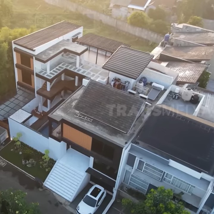 <p>Sukses di usia muda, Verrel Bramasta berhasil membeli rumah dari penghasilannya sendiri. Rumah 4 lantai itu dibeli lewat kerja kerasnya sebagai aktor dan model di bangku SMA. (Foto: YouTube Trans7 Official)</p>