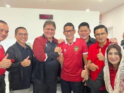 Sandiaga Salam Komando dengan Airlangga saat Nonton RI Vs Argentina