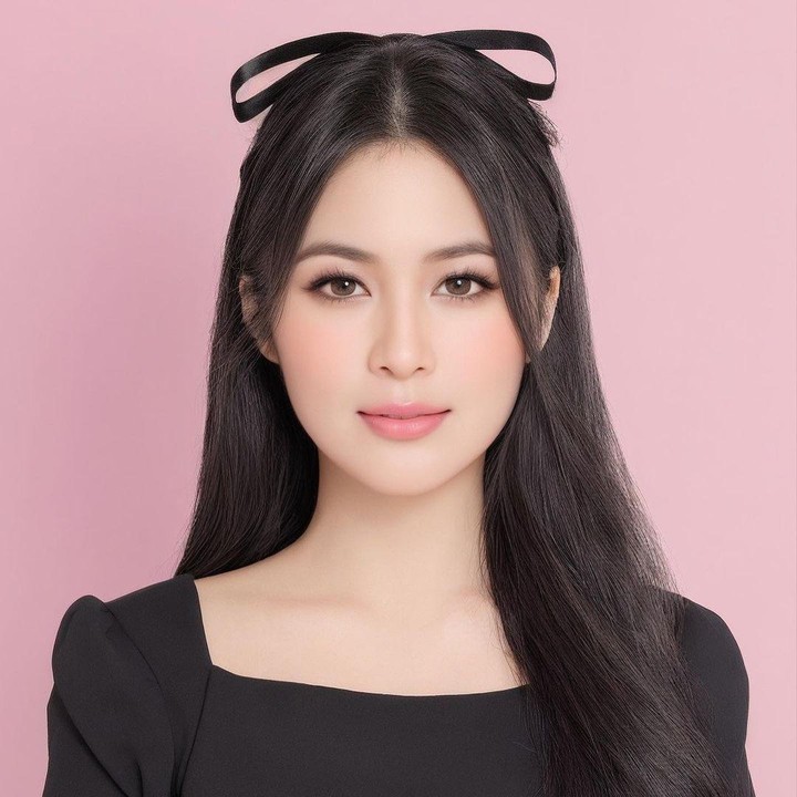 <p>Di penampilan berikutnya, Sandra Dewi tampak lebih <em>cute</em> dengan riasan rambut pita di bagian belakang kepala. Gaya ini membuatnya terlihat seperti K-Pop idol, nih. (Foto: Instagram @sandradewi88)</p>