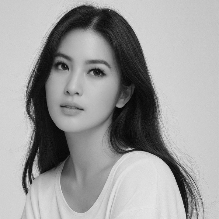 <p>Dengan filter AI bernuansa hitam-putih, Sandra Dewi tidak terlihat jauh berbeda dari wajah aslinya ya? (Foto: Instagram @sandradewi88)</p>
