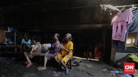 Warga Kolong Tol Angke: Hidup Menunduk dalam Kemiskinan Dekat Istana