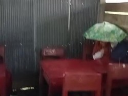 Heboh Atap Sekolah Bocor Bikin Siswa Belajar Pakai Payung dalam Kelas