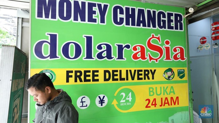 Suasana DolarAsia Money Changer di Kawasan Jakarta, Selasa (20/6/2023). (CNBC Indonesia/Tri Susilo)