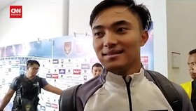 VIDEO: Ernando Girang Dapat Jersey Emiliano Martinez