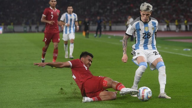 Pemain timnas Argentina Alejandro Garnacho langsung follow akun Instagram pemain Indonesia Asnawi Mangkualam usai laga di GBK.