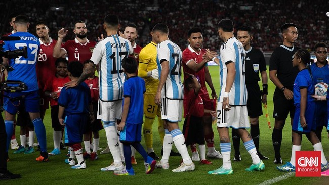 Timnas Indonesia menelan kekalahan dari Argentina dalam laga FIFA matchday di di Stadion Utama Gelora Bung Karno, Senin (19/6) malam. TImnas Indonesia harus mengakui keunggulan Timnas Argentina dengan skor 0-2.