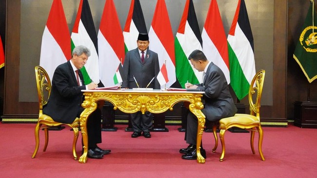 Menteri Pertahanan (Menhan) Prabowo Subianto memberikan beasiswa secara penuh terhadap 22 pemuda palestina yang beruntung belajar di Universitas Pertahanan.