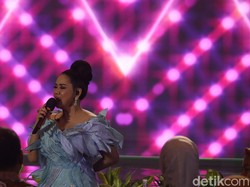 Lagu Aku Makin Cinta Vina Panduwinata Tutup detikJabar Awards
