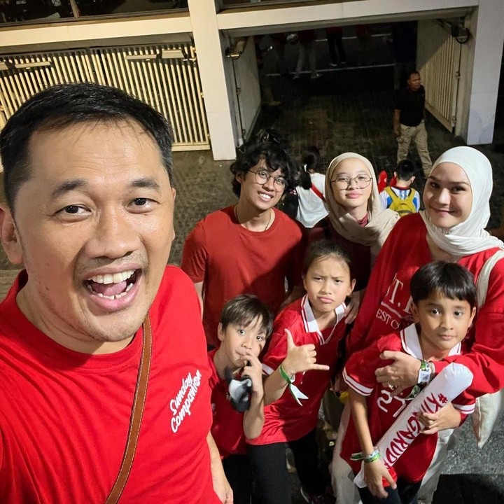 <p>Zaskia Adya Mecca dan Hanung Bramantyo menjadi salah satu pasangan artis yang tak ingin melewatkan kesempatan tersebut. Tak hanya berdua, mereka pun mengajak anak-anaknya untuk nonton bersama, Bunda. Bahkan, keluarga artis yang satu ini kompak mengenakan pakaian warna merah, lho. (Foto: Instagram@zaskiadyamecca)</p>