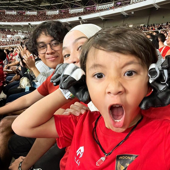 <p>Zaskia mengatakan bahwa itu adalah pengalaman yang seru baginya karena bukan hanya nonton bola, tetapi juga bisa kumpul bersama keluarga. "Pengalaman seru buat kita sekeluarga.. bukan sekedar nonton bolanya, tapi bisa kumpul, jalan bareng, ngobrolin juga diskusi hal yang sama dan nyambung," tulis Zaskia. (Foto: Instagram@zaskiadyamecca)</p>