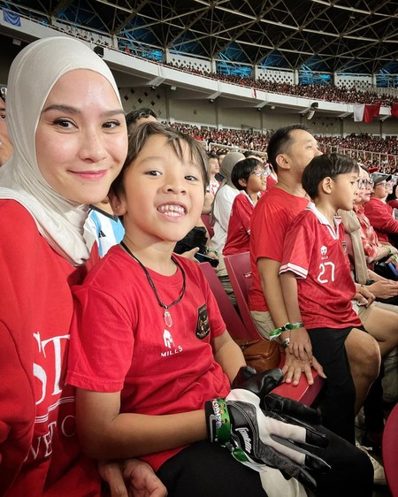 7 Potret Keluarga Artis Nonton Timnas RI vs Argentina, Zaskia Mecca hingga  Aurel - Foto 1