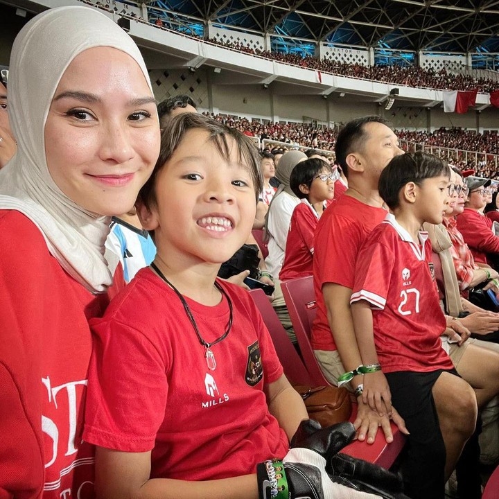 <p>Semarak pertandingan FIFA Matchday 2023 yang diselenggarakan di Stadion Utama Gelora Bung Karno, Jakarta, pada Senin (19/6/2023), tampaknya banyak orang yang tak ingin melewatkan, termasuk deretan artis Tanah Air yang mengajak keluarganya untuk nonton pertandingan secara langsung. (Foto: Instagram@zaskiadyamecca)</p>