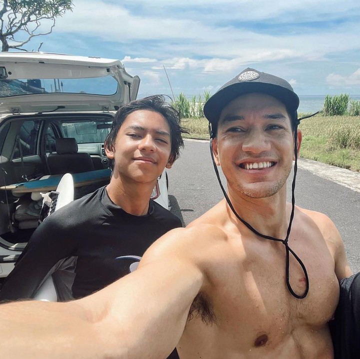 <p>Melalui media sosial, Andrew memang sangat sering membagikan potret bersama keluarga. Tak terkecuali dengan Jason, keduanya sering menghabiskan waktu berduaan seperti <em>surfing</em>. "<em>Morning surf session with my lil’ bro," </em>tulis Andrew sebagai keterangan foto. (Foto: Instagram @andrew.white._)<br /><br /><br /><br /><br /></p>