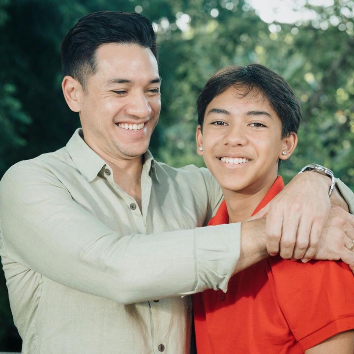<p>Kita doakan, semoga Jason tumbuh menjadi anak yang berbakti dan membanggakan keluarganya ya, Bunda. (Foto: Instagram @andrew.white._)</p>