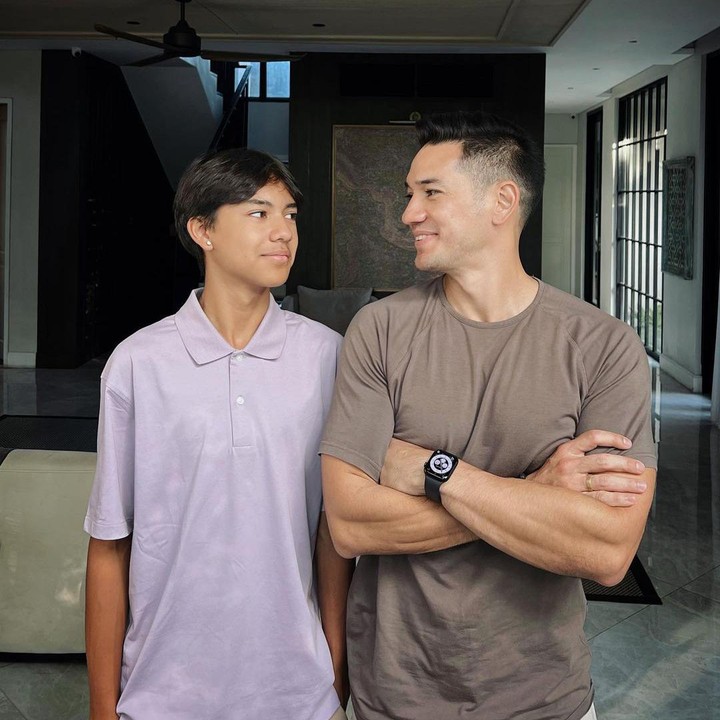 <p>Di usianya yang hampir 17 tahun, tinggi badan Jason juga hampir menyusul sang ayah, lho. "<em>Woooaahh he’s gettin’ there</em>!! Menuju usia 17 tahun udah hampir kesusul nih!! <em>Buutt Dad’s still taller hehe… for now.</em>" (Foto: Instagram @andrew.white._)<br /><br /><br /></p>