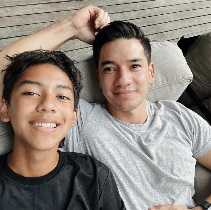 <p>Enggak hanya itu, Jason yang hampir dewasa ini juga memiliki paras yang tampan seperti orang tuanya, nih. Bagaimana menurut Bunda? (Foto: Instagram @andrew.white._)</p>