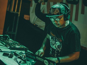 Keseruan DJ Murry Monolite Racik Musik Anisong dengan EDM