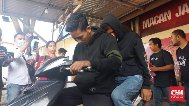 Dua terduga pelaku penyeretan anjing dengan menggunakan sepeda motor yang viral di media sosial, ditangkap Polresta Jambi, Rabu (21/6) siang.