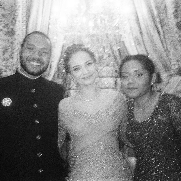 <p>Penampilan Casey di pernikahan Enzy begitu mencuri perhatian saat mengenakan kebaya berwarna emerald dengan riasan wajah yang tipis dan elegan. Enzy dan Casey diketahui merupakan saudara dengan beda ayah. (Foto: Instagram @pagophagian)</p><p><br /><br /></p>