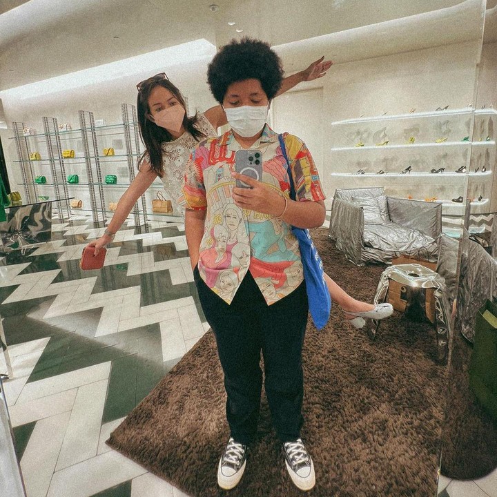 <p>Melalui media sosial, Enzy dan Casey juga pernah membagikan potret kebersamaan mereka. Salah satunya ketika menghabiskan waktu berduaan seperti potret beritku. 'Terimakasih @pagophagian menutup hariku dengan makan (sushi) pake (es) <em>thank you. for nothing,"</em> ujar Enzy. (Foto: Instagram @enzystoria)<br /><br /><br /></p>