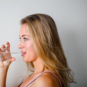 7 Manfaat Minum Air Putih untuk Kesehatan Tubuh Menurut Penelitian, Bantu Turunkan Berat Badan!