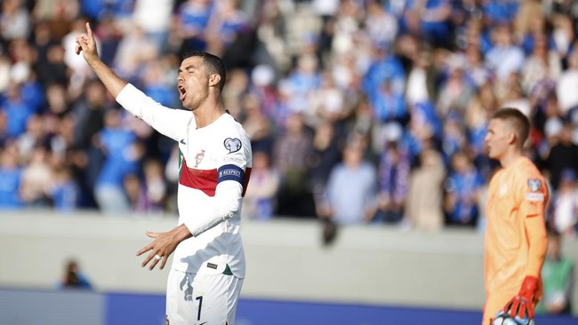 Viral reaksi gila Cristiano Ronaldo usai bobol gawang Islandia dan Marselino Ferdinan balas pujian jurnalis Eropa jadi berita terpopuler dalam 24 jam terakhir.