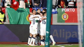 Viral Video Ronaldo Diselamatkan Ruben Dias dari Penyusup Lapangan