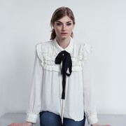 Lupakan Kemeja Putihmu! Blus Aksen Ruffles Bisa Jadi OOTD ke Kantor Paling Modis