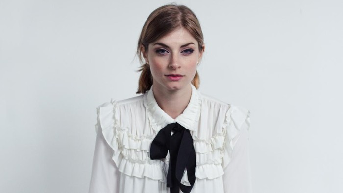 Lupakan Kemeja Putihmu! Blus Aksen Ruffles Bisa Jadi OOTD ke Kantor Paling Modis